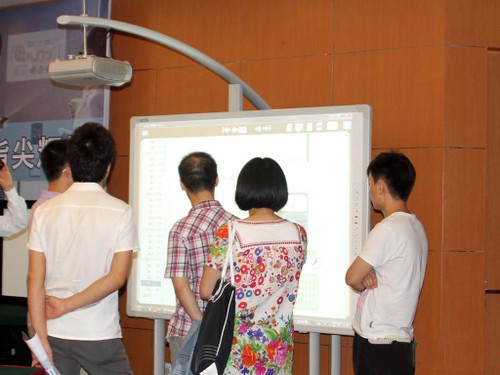 巨龍互動電子白板操作實拍