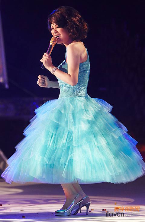 �������ý������������{(l��n)ɫ��ȹ�ĉ�¶����