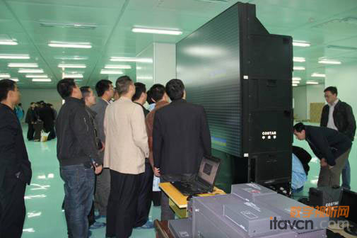 中光學(xué)售后服務(wù)工程師們對(duì)DLP大屏幕拼接產(chǎn)品現(xiàn)場(chǎng)調(diào)試拆解