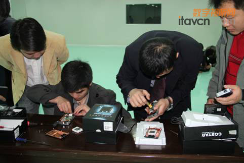 中光學(xué)售后服務(wù)工程師現(xiàn)場(chǎng)學(xué)習(xí)拆解WL580微型投影機(jī)