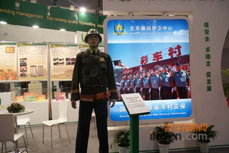 模特穿上警服也有震懾力