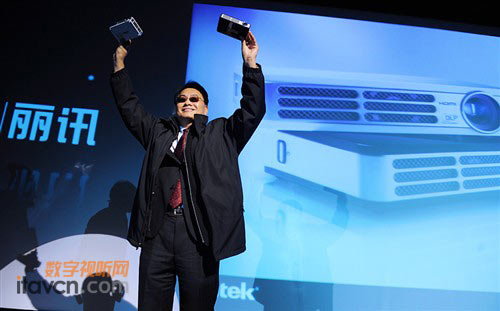 麗訊全球總經(jīng)理康弘明先生現(xiàn)場(chǎng)展示微投產(chǎn)品Q(chēng)umi Q2