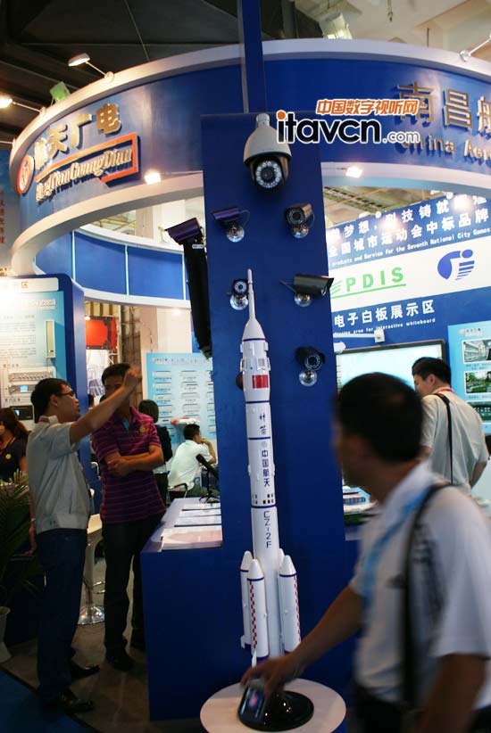 “航天員”著制服現場講解航天廣電新品