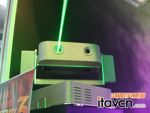 計算機控制下紅、綠、藍彩色激光器多種變化的絢麗效果