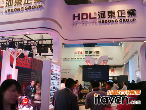 河?xùn)|企業(yè)展位前吸引了大量的參觀者