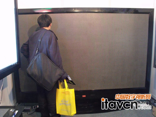 一人多高的110寸LED大屏幕電視