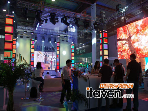 光影交錯(cuò)的明和光電展臺(tái)