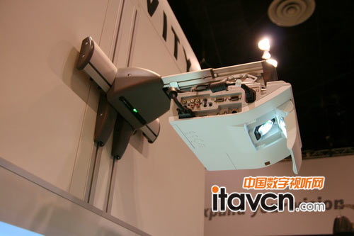 ebeam的技術可以使完全互動的功能嵌入到投影機