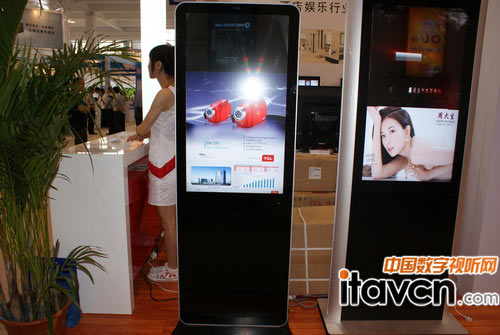 TCL多媒體立柜廣告機系列