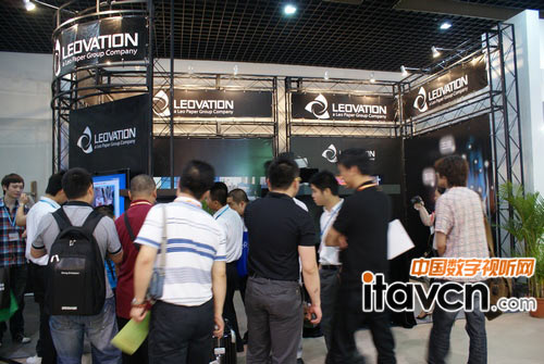 利奧創意展臺前“不差人”!