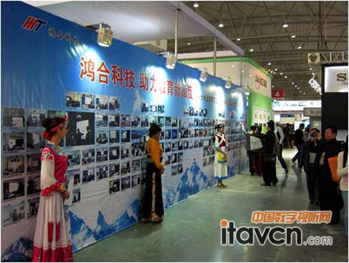 由200余張各地學校應用案例圖片組成的形象墻,成為鴻合科技助力教育新高度的縮影