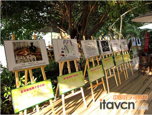 鴻合驛站內的電子白板書畫展