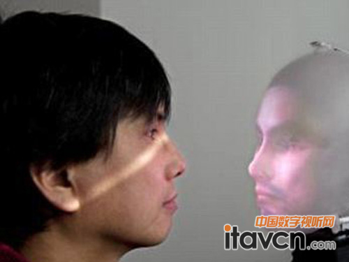 投影機將人臉影像投射到面部后面