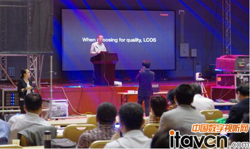 力創(chuàng)攜LCOS高清技術(shù)亮相2012聲光視訊會
