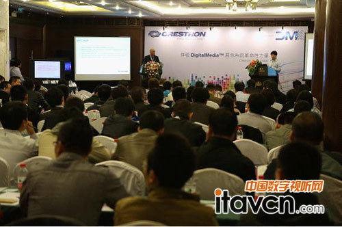 客戶認(rèn)真聆聽講解