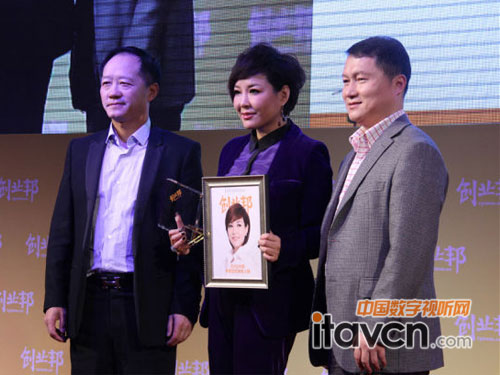 東方風(fēng)行集團(tuán)創(chuàng)始人李靜(中)最終當(dāng)選“創(chuàng)業(yè)邦—2012中國年度女性創(chuàng)業(yè)人物”