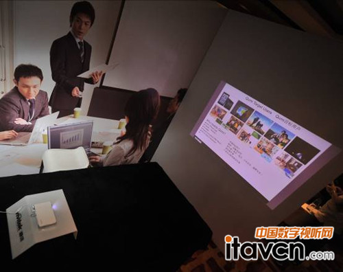 Vivitek麗訊微投先鋒QUMI是小型辦公場(chǎng)合最佳投影方式