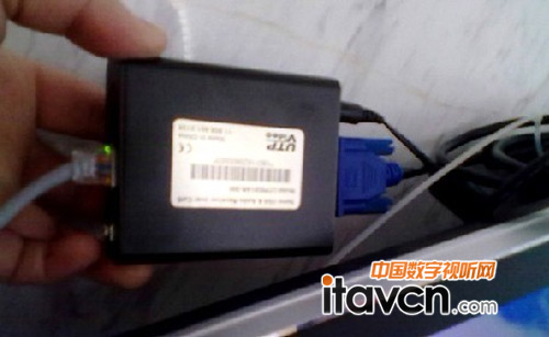 體積小巧的單路VGA視音頻雙絞線接收器UTP8201AR-300,被輕松安裝在顯示屏后背