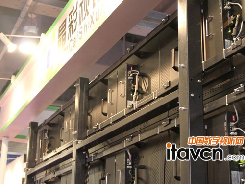 拆裝更便利的大屏幕控制盒