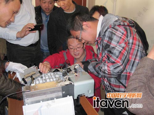 (蘇州)動手能力很重要,客服人員在拆解新產品深入了解部件結構