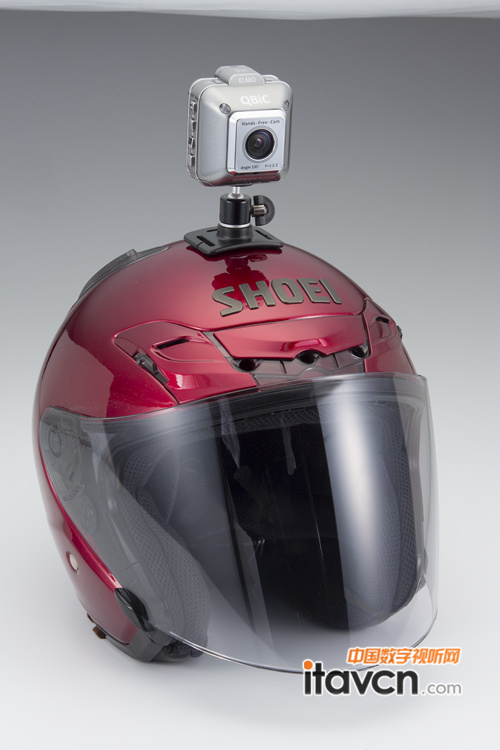 ELMO QBIC可以粘在頭盔上