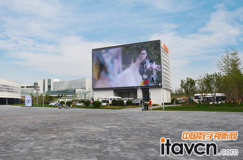 矗立于園博會交通樞紐的利亞德巨大高亮高清LED顯示屏