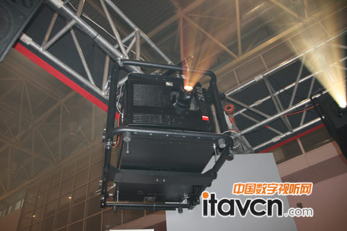 巴可全球首款4萬流明投影2K40驚艷PALM