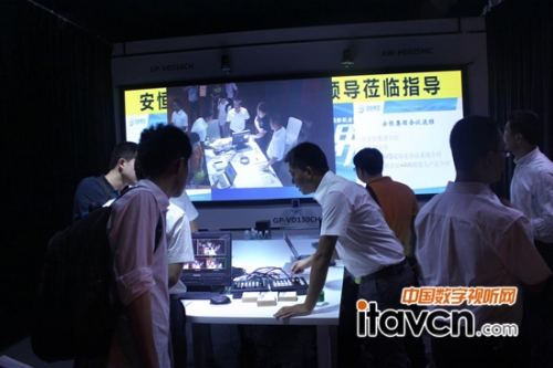 高亮度LCD工程投影機+BAVG融合處理器會議室解決方案