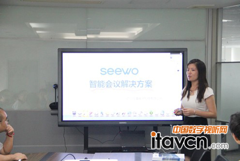 希沃培訓(xùn)師在講解智能會議解決方案