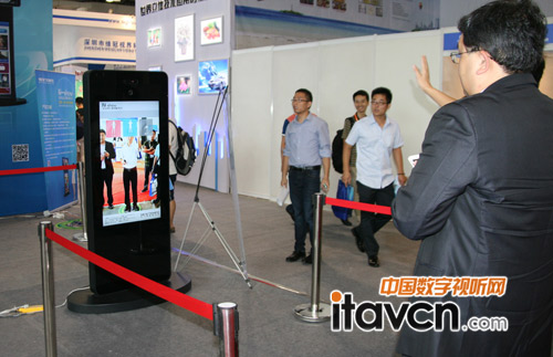 游客正體驗(yàn)新節(jié)奏的體感技術(shù)