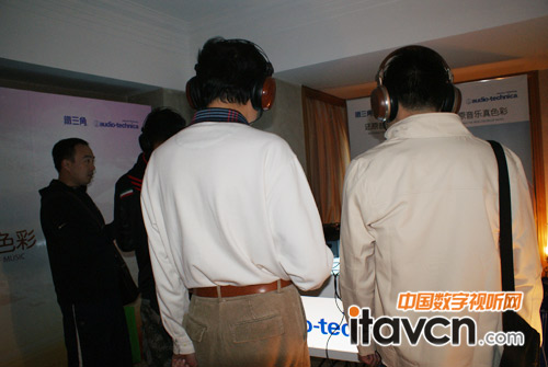 鐵三角的耳機一直很受歡迎,小編等了半天,硬是沒輪上,最右邊的是ATH L3000