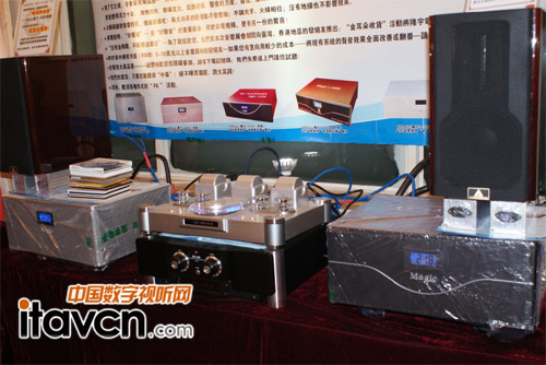 隆宇正在展示使用解碼器過后的聽音效果