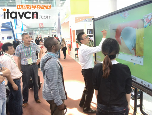 希沃seewo廣交會展品前觀眾絡繹不絕