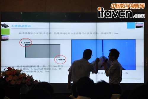 發布會現場客戶采用硬幣與無縫液晶進行拼縫比對