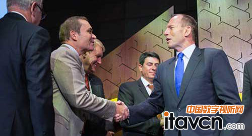 澳大利亞總理Tony Abbott為RODE總裁Peter Freedman先生頒發(fā)獎項