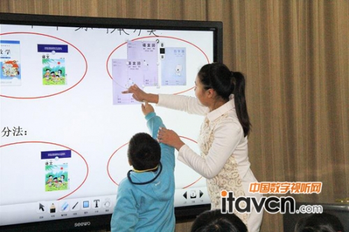 教師們在前進小學的階梯教室以微課堂的形式進行了緊張而精彩的決賽