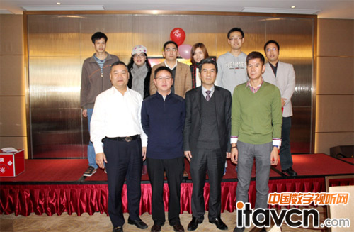 公司董事與優秀員工合影