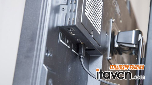 東芝TUM 32PRO1背部接口