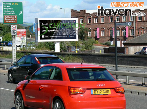 圖為英國P10戶外全彩LED廣告屏項目