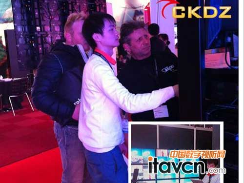 3X3拼接項(xiàng)目展示-參觀者了解體驗(yàn)使用iPad控制拼接器CK5X