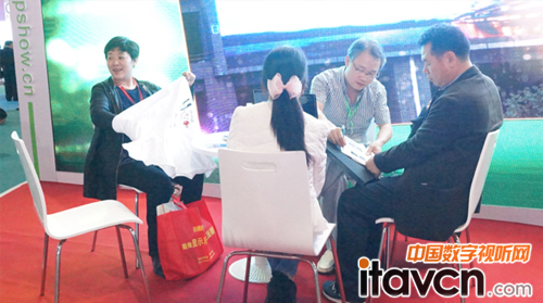 圖為客戶開心領取陶老師繪制的中國風T恤