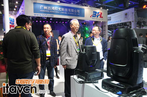 游客觀看彩熠舞臺燈