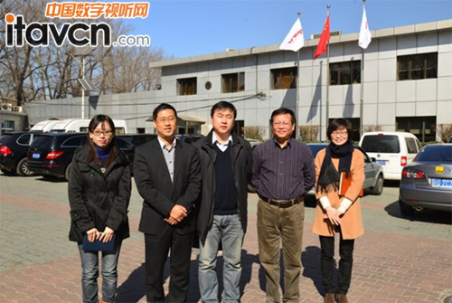 李軍董事長(zhǎng)(左二)副總經(jīng)理郁志(右二)與工信部任愛(ài)光處長(zhǎng)(中)一行合影