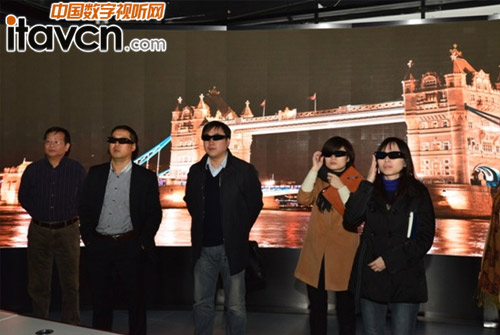 工信部領(lǐng)導(dǎo)一行體驗(yàn)利亞德自主創(chuàng)新的3DLED電視