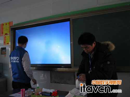 (希沃技術支持工程師在進行專業設備清潔)