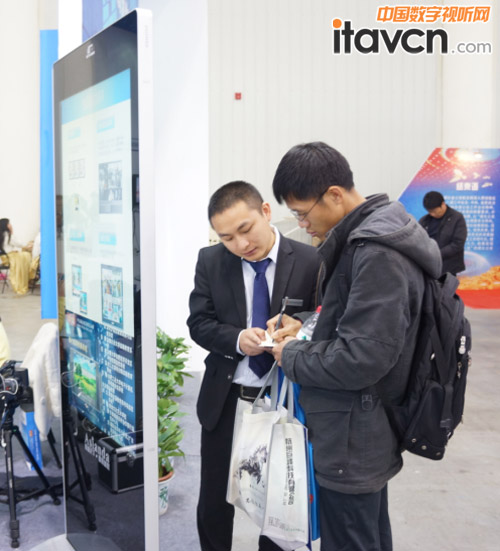 安防展中客戶詳細記錄雙面廣告機參數信息