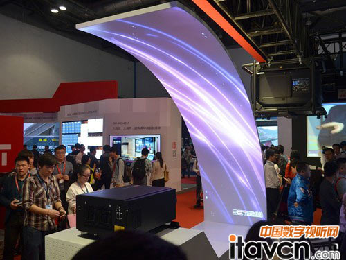 Infocomm:巴可天幕投影應用備受矚目