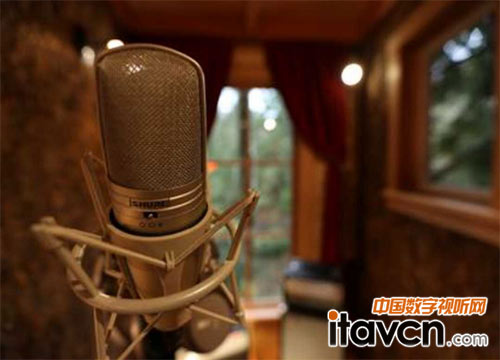 舒爾工程師兼制作人Ryan Hadlock在Bear Creek樹屋錄音室倚仗舒爾KSM44A話筒