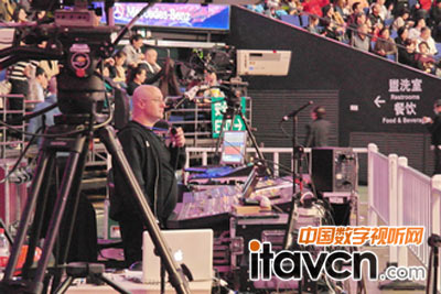 FOH的兩臺PM5D-RH位于內場舞臺正前方