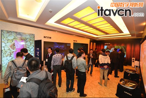 儀電電子激光電視產(chǎn)品亮相2014SIAV展展廳內(nèi)人群絡(luò)繹不絕